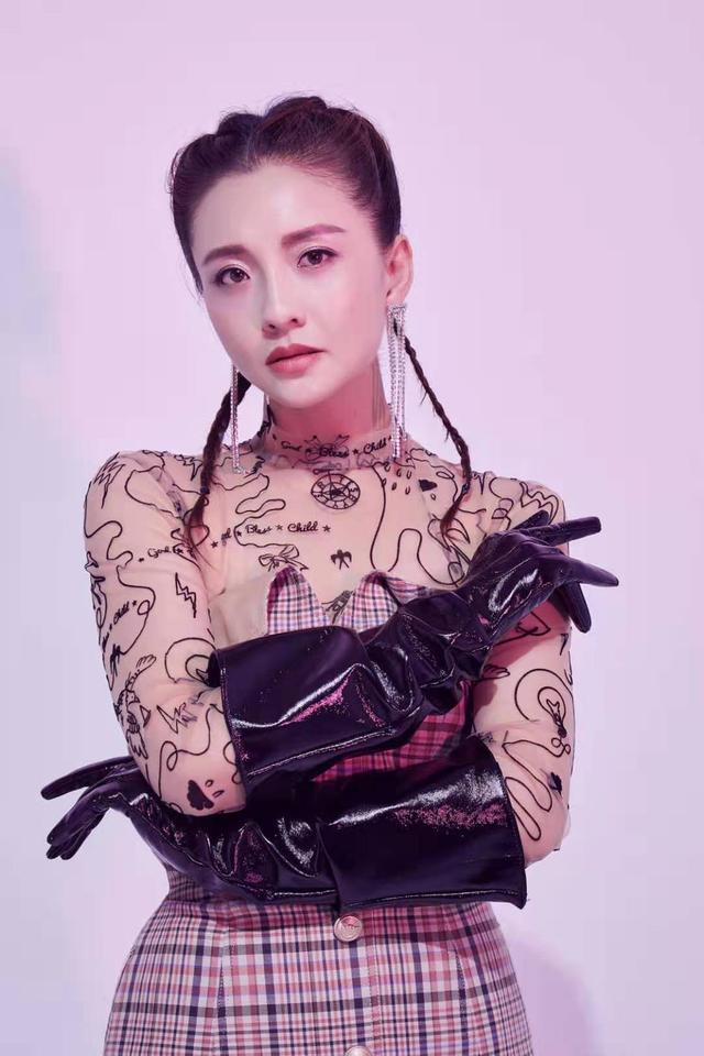 时尚大片女性气场全开 皮手套黑短裙彰显独特魅力
